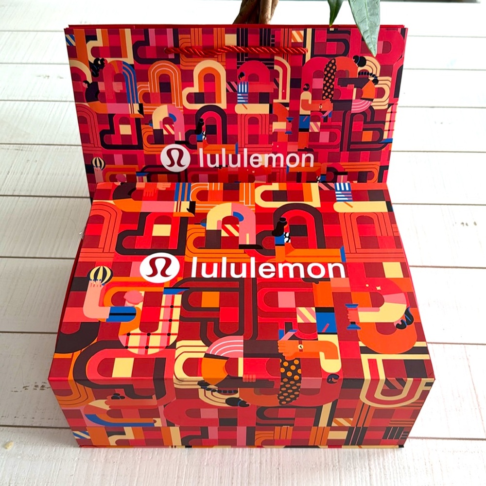 Lululemon Gift Set- Water Bottle, Pouch, Towel, Hair Ties, Socks + - Picture 10 of 10